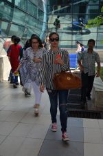 Kareena Kapoor, Babita snapped at airport on 16th Nov 2015